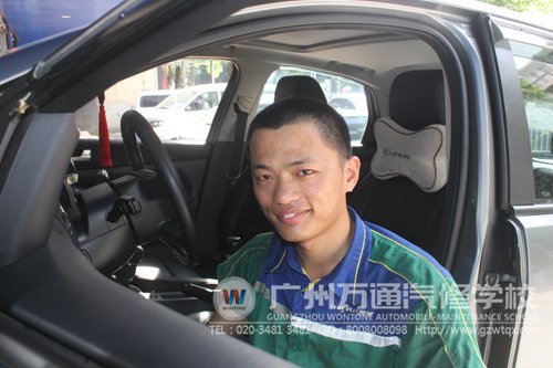 贺强工作得满头大汗，但依然笑容灿烂