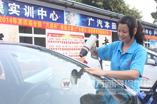 巾帼不让须眉，女生也是汽修能手