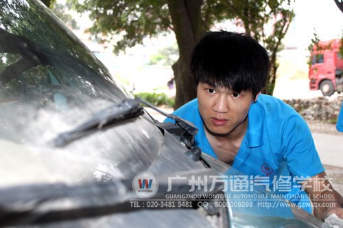 刘军华在认真检查车辆