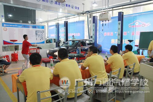 梁洪光和黄明坚配合检查档位指示灯、车内前部灯光