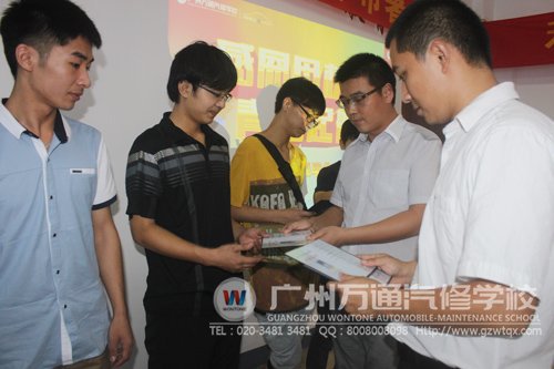 李助正在为同学们颁发证书
