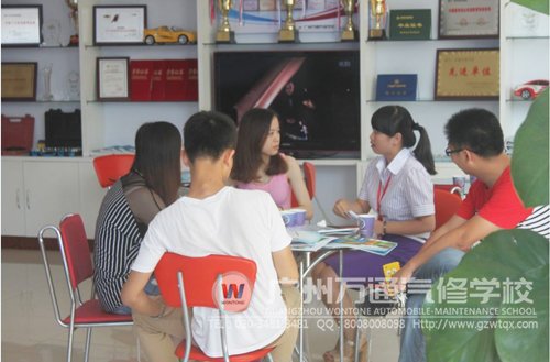 学生、家长和职业规划老师交流