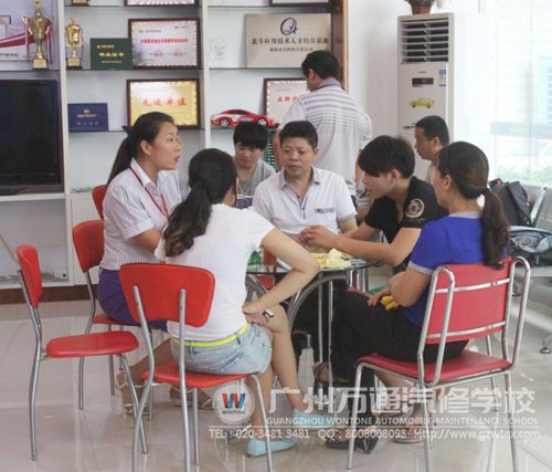 前来咨询报读的学生和家长