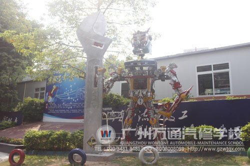 高大威武的机器人耸立起来了