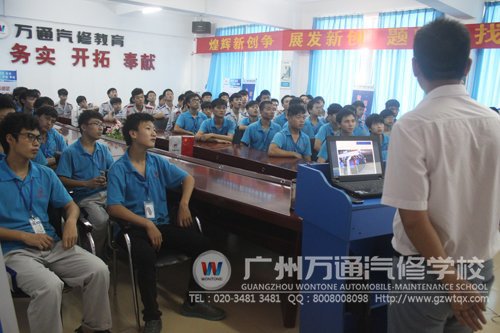 万通课，专业教育课上同学们认真聆听