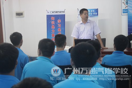 致胜总经理在招聘宣讲会现场