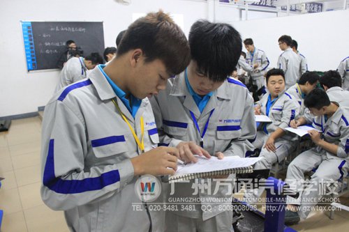 工单式教学，同学们正在填写工单