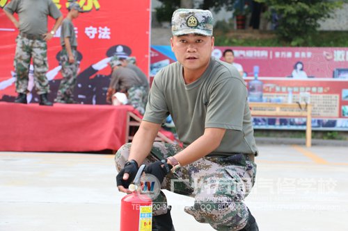 教官示范如何正确使用灭火器