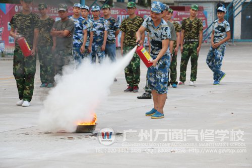同学上场亲自实践如何用灭火器灭火