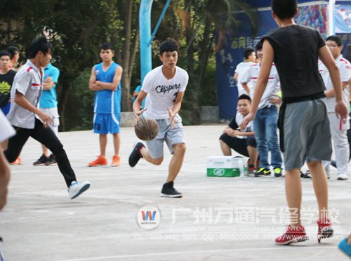 运动员在篮球场上奋力奔跑