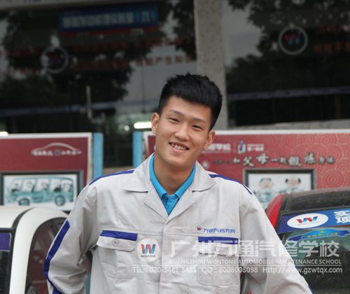 韦云亮来万通学习汽修，对未来充满信心