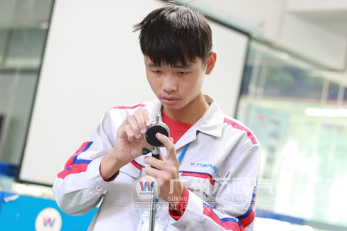 实操考试，同学专心致志