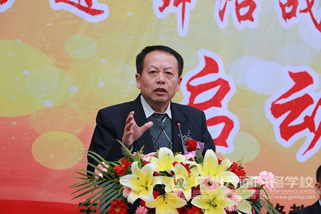 新华集团万通汽修事业部总经理 何扬 发表讲话