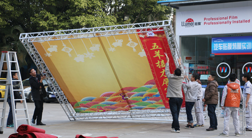 老师们正在搬桁架.jpg