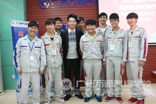 学弟们争着和何顺福合照