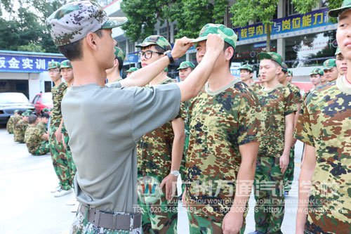 兄弟，军帽可要带好