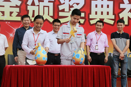  砸金蛋，寓意砸掉所有的坏习惯，迎接好未来
