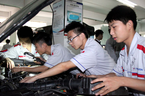 广州万通学生课堂下车间，实战实训