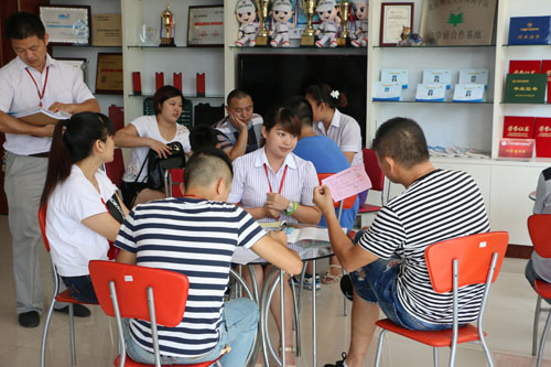 学生家长在现场咨询