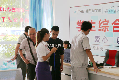 学生正办理入学手续