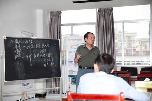 何总在认真授课