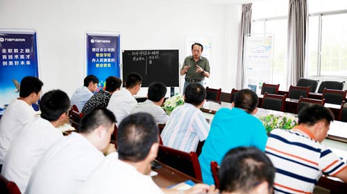 何总在认真授课