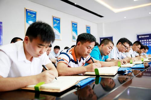 学员们在认真听课