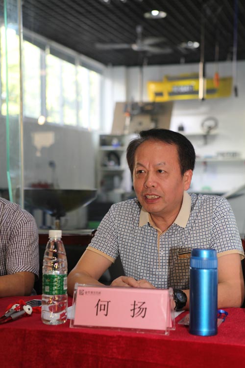 何总发表讲话预祝各位老师取得好成绩