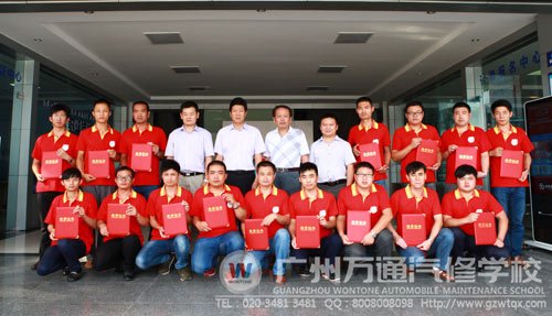 新华教育集团万通汽修教育优秀讲师合影