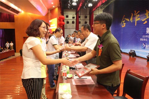 为优秀合作企业授牌
