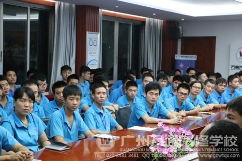 开班典礼现场同学们认真聆听