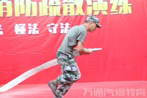 教官演练如何使用水枪