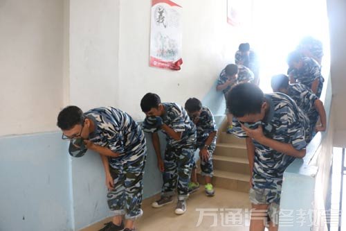 同学们“逃离”火灾现场
