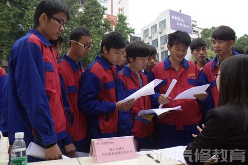 学校定期举行大型招聘会