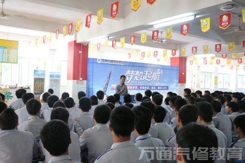 讲座现场，程龙老师激情演讲