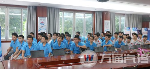 同学们在招聘会现场认真聆听