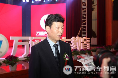 万通汽车事业部总经理杨定峰接受媒体采访