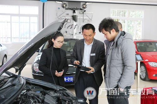到校参观的学生也现场体验