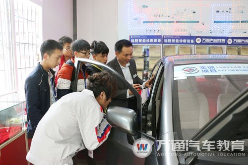 老师带领同学一起体验