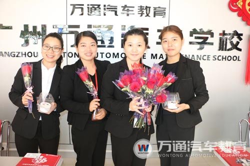 学校为女教职员工送上礼物
