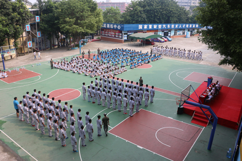 军训汇演显风采，青春飞扬正当时