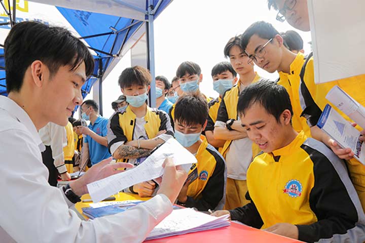 广州万通汽车学校2021年春季大型人才双选会取得圆满成功！